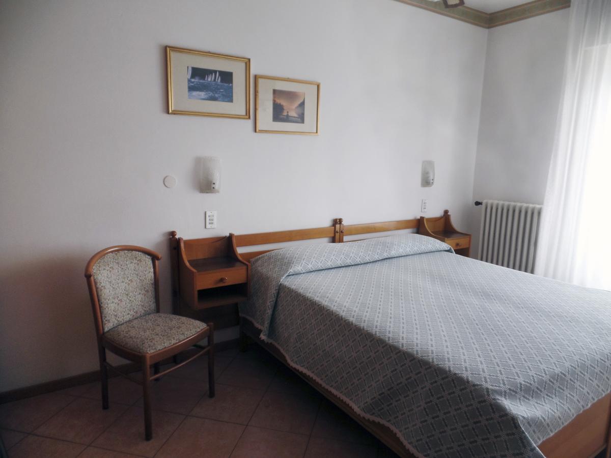 Piccolo Hotel Direkt Am See Brenzone sul Garda Exterior foto