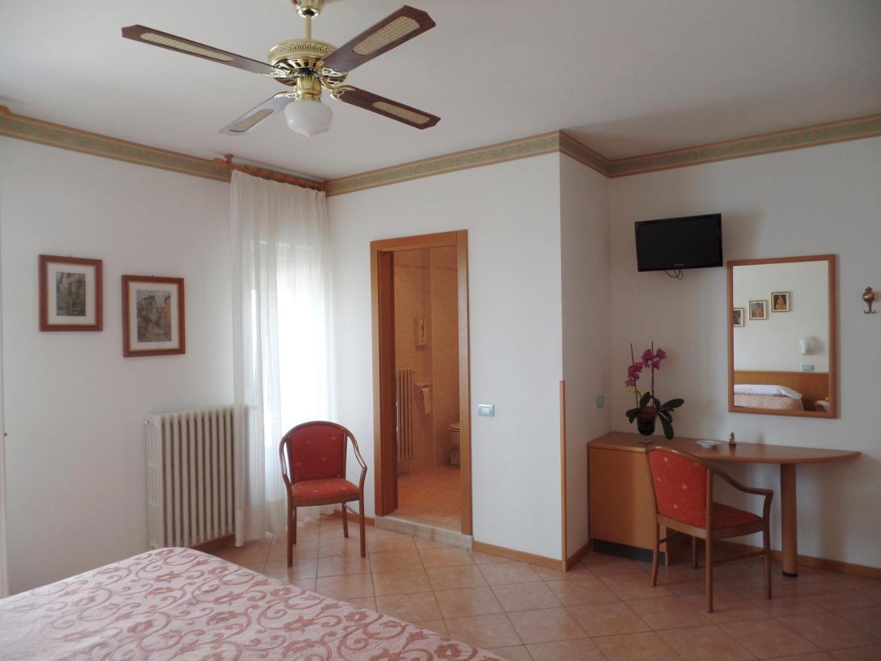 Piccolo Hotel Direkt Am See Brenzone sul Garda Exterior foto